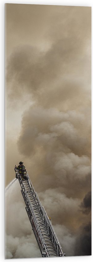 Acrylglas - Brandweerman in Actie bij Grote Rookwolk - 40x120 cm Foto op Acrylglas (Met Ophangsysteem)