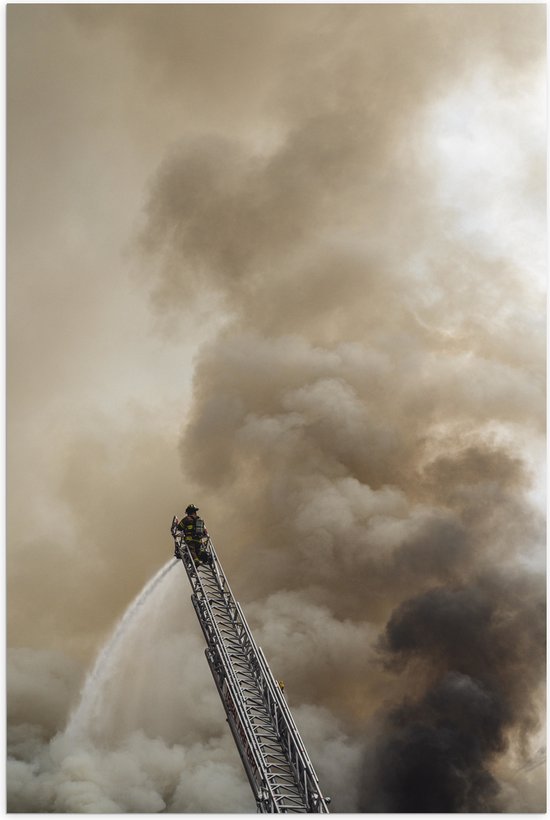 Poster Glanzend – Brandweerman in Actie bij Grote Rookwolk - 100x150 cm Foto op Posterpapier met Glanzende Afwerking