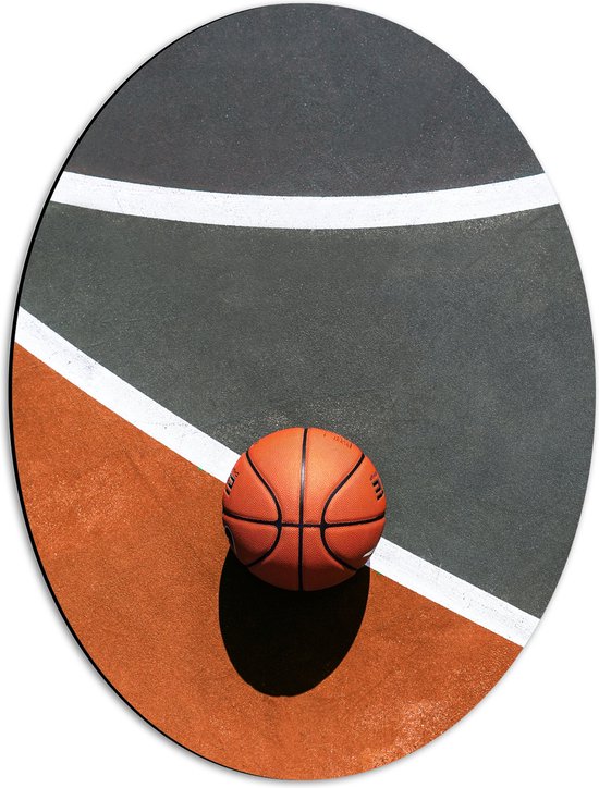 Dibond Ovaal - Bovenaanzicht van Basketbal op Lijnen van Basketbalveld - 42x56 cm Foto op Ovaal (Met Ophangsysteem)
