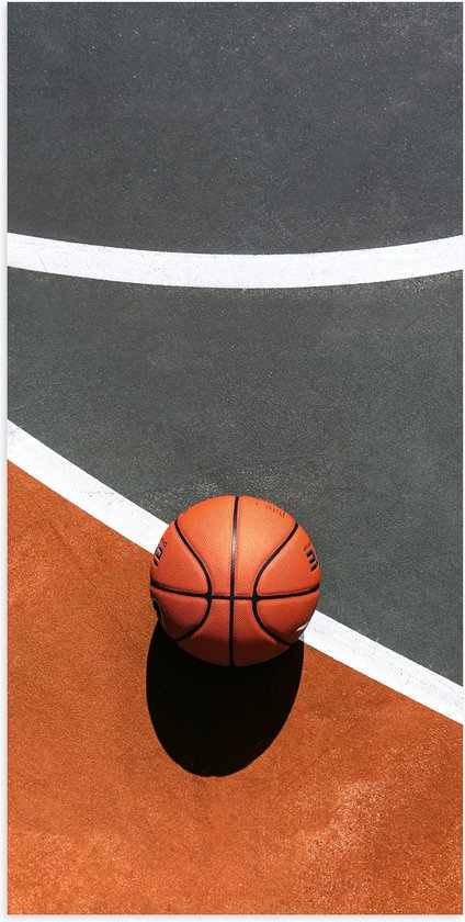Poster Glanzend – Bovenaanzicht van Basketbal op Lijnen van Basketbalveld - 50x100 cm Foto op Posterpapier met Glanzende Afwerking