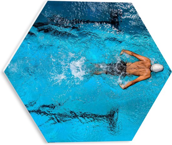 PVC Schuimplaat Hexagon - Bovenaanzicht van Zwemmer met Badmuts - 30x26.1 cm Foto op Hexagon (Met Ophangsysteem)
