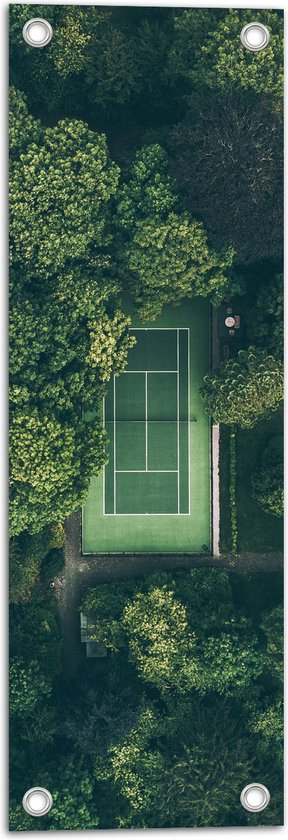 Tuinposter – Bovenaanzicht van Tennisbaan tussen de Bomen - 20x60 cm Foto op Tuinposter (wanddecoratie voor buiten en binnen)
