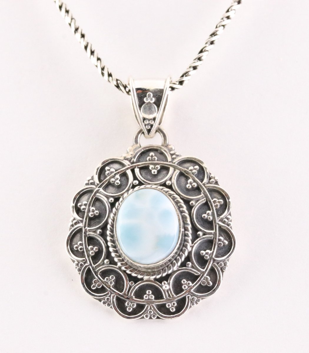Bewerkte zilveren hanger met larimar aan ketting