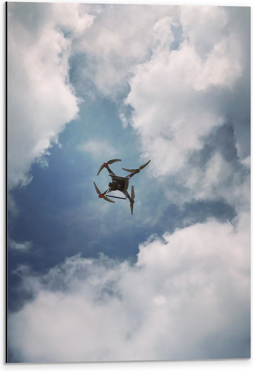 Dibond - Onderaanzicht van Drone Vliegend onder Sluierbewolking - 40x60 cm Foto op Aluminium (Met Ophangsysteem)