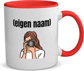 Akyol - fotograaf vrouw met eigen naam koffiemok - theemok - rood - Fotograaf - fotografen - mok met eigen naam - leuk cadeau voor iemand die houd van foto's maken - cadeau - kado - 350 ML inhoud
