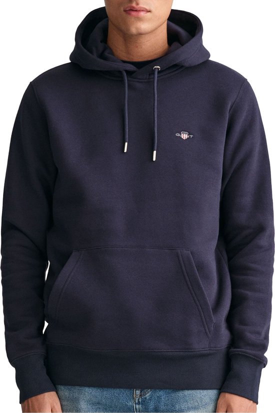 Donkerblauwe Gant hoodie met capuchon, kangoeroezak en klein logo op de borst.