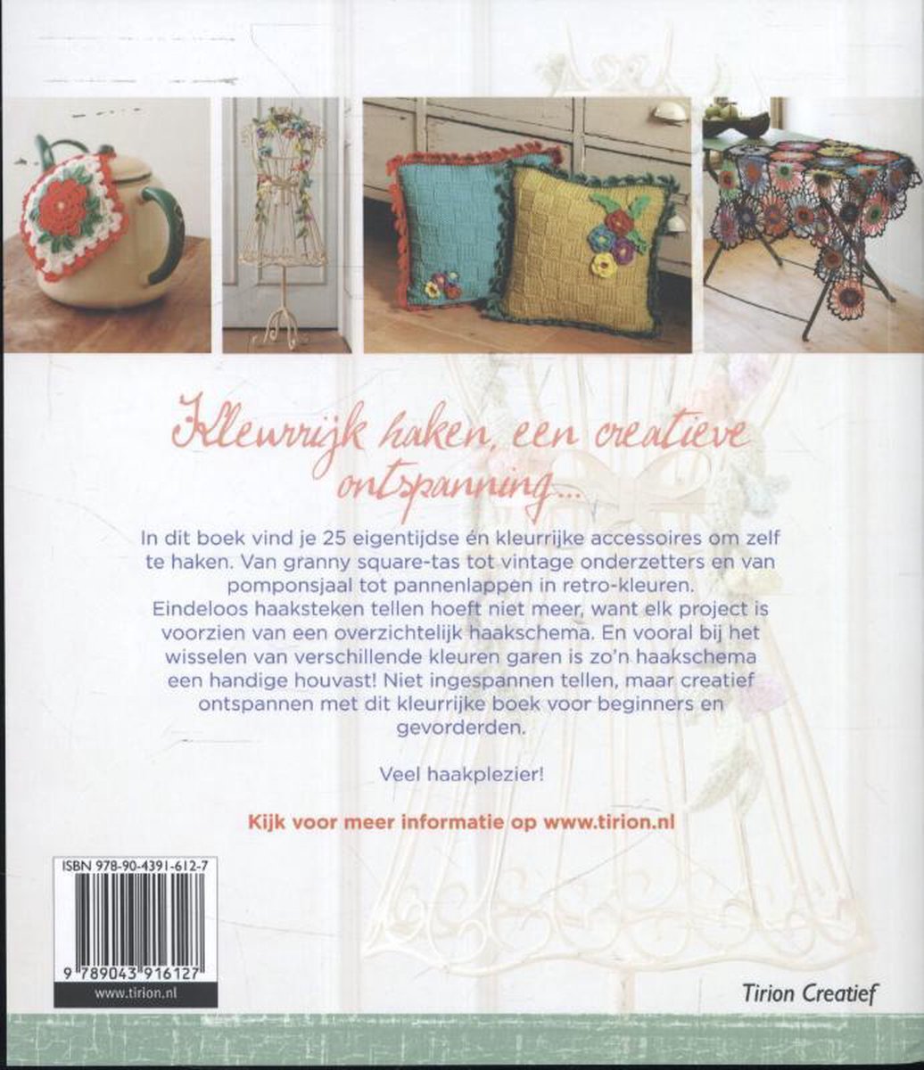 Boekomslag met gehaakte accessoires: kussens, tafellaken, theepot.
