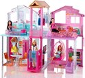 Barbie Malibu huis met poppen in verschillende kamers: keuken, woonkamer, slaapkamer.