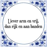 Tegeltje met Spreuk (Tegeltjeswijsheid): Liever arm en vrij, dan rijk en aan banden + Kado verpakking & Plakhanger