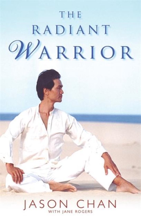 Man in een wit pak zit op een strand, met de titel "The Radiant Warrior" erboven.