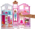 Barbie Malibu huis met poppen, lift, keuken, woonkamer en slaapkamer.