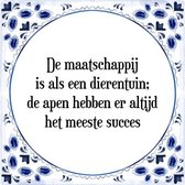 Tegeltje met Spreuk (Tegeltjeswijsheid): De maatschappij is als een dierentuin; de apen hebben er altijd het meeste succes + Kado verpakking & Plakhanger