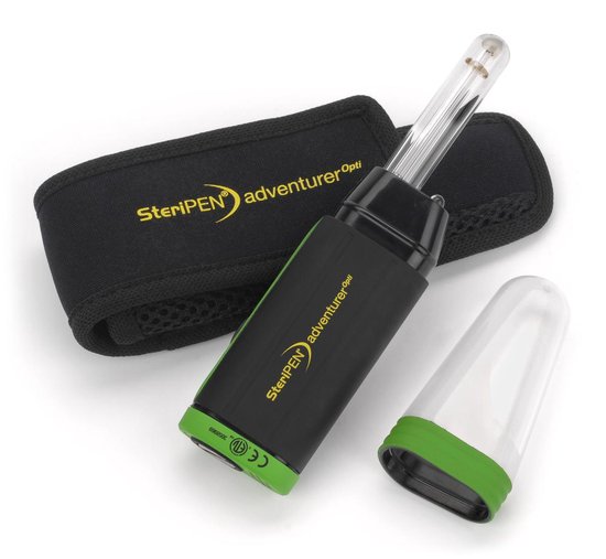 Zwarte SteriPEN Adventurer Opti met groen accent, met beschermhoes en dop.