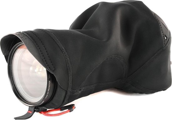Zwarte regenhoes voor camera met een objectief dat eruit steekt. De hoes is van neopreen en heeft stiksels.