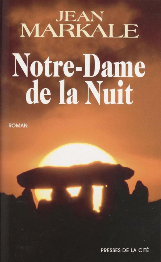 Boek 'Notre-Dame de la Nuit' van Jean Markale, met een zonsondergang achter een stenen monument.