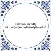 Tegeltje met Spreuk (Tegeltjeswijsheid): Is uw vrouw ook zo blij dat ze niet met een intellectueel getrouwd is? + Kado verpakking & Plakhanger