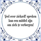 Tegeltje met Spreuk (Tegeltjeswijsheid): Veel over zichzelf spreken kan een middel zijn om zich te verbergen! + Kado verpakking & Plakhanger