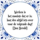 Tegeltje met Spreuk (Tegeltjeswijsheid): Werken is het mooiste dat er is; laat dus altijd iets over voor de volgende dag! (Don Herold) + Kado verpakking & Plakhanger