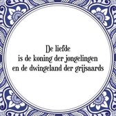 Tegeltje met Spreuk (Tegeltjeswijsheid): De liefde is de koning der jongelingen en de dwingeland der grijsaards + Kado verpakking & Plakhanger