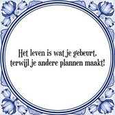 Tegeltje met Spreuk (Tegeltjeswijsheid): Het leven is wat je gebeurt, terwijl je andere plannen maakt! + Kado verpakking & Plakhanger