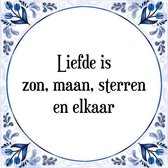 Tegeltje met Spreuk (Tegeltjeswijsheid): Liefde is zon, maan, sterren en elkaar + Kado verpakking & Plakhanger