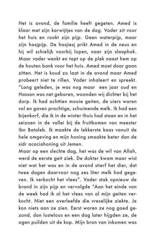 Man met pijp, zittend, draagt een bril, met een hoed.