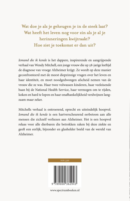 Achterkant van een boek met de titel 'Iemand die ik kende'. Tekst in het goud en zwart.