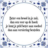 Tegeltje met Spreuk (Tegeltjeswijsheid): Beter een brood in je zak, dan een veer op de hoed; je kunt je geld beter aan voedsel dan aan versiering besteden + Kado verpakking & Plakh