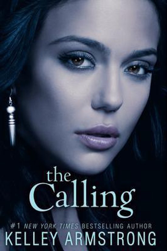 Boekomslag 'The Calling' van Kelley Armstrong met close-up van een vrouw met donker haar en een oorbel.