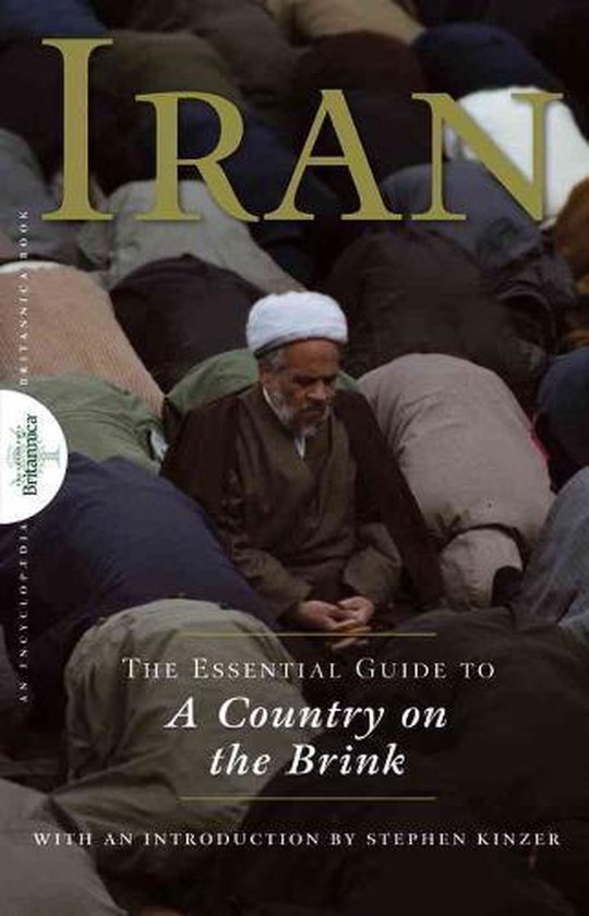 Boek "Iran: The Essential Guide to A Country on the Brink" met op de voorkant een groep mensen in gebed, met een oudere man met witte tulband vooraan.