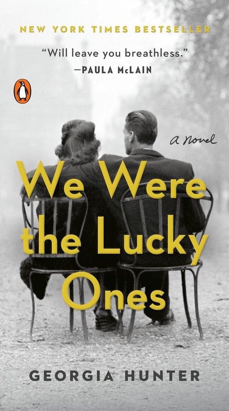 Boekomslag 'We Were the Lucky Ones' van Georgia Hunter. Twee mensen zitten rug aan rug op stoelen.