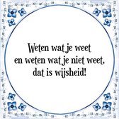 Tegeltje met Spreuk (Tegeltjeswijsheid): Weten wat je weet en weten wat je niet weet, dat is wijsheid! + Kado verpakking & Plakhanger