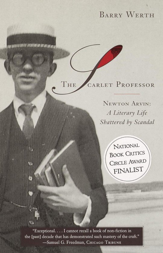 Couverture du livre 'The Scarlet Professor' avec une photo en noir et blanc d'un homme portant des lunettes et un chapeau, tenant des livres. Titre et prix sur la couverture.