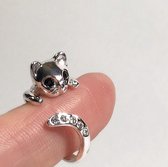 Schatje van een verzilverde kat ring met kristalletjes