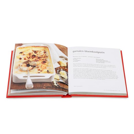 Gekanteld receptenboek met een opengeslagen pagina, met een afbeelding van een ovenschotel.