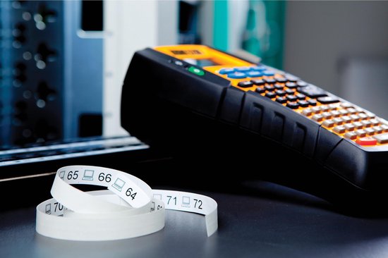Gele DYMO labelprinter naast een witte rol met labels: '65', '66', '64', '70', '71', '72'.
