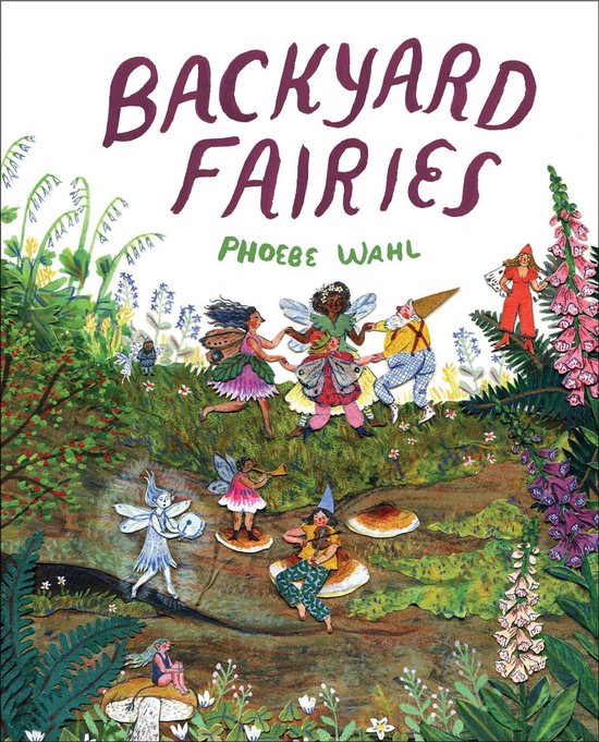 Boekomslag van 'Backyard Fairies' met illustraties van dansende feeën en kabouters in een bosrijke omgeving.