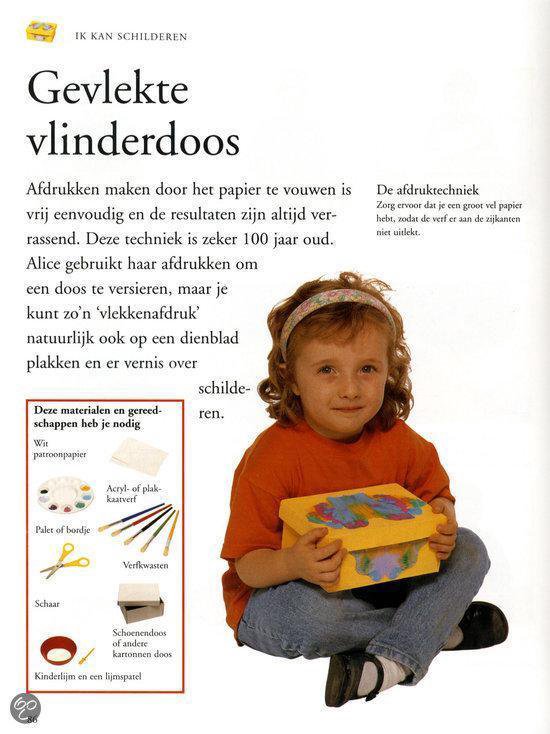 Een meisje met een oranje shirt houdt een versierde gele doos vast. Materialen voor het versieren van een doos.