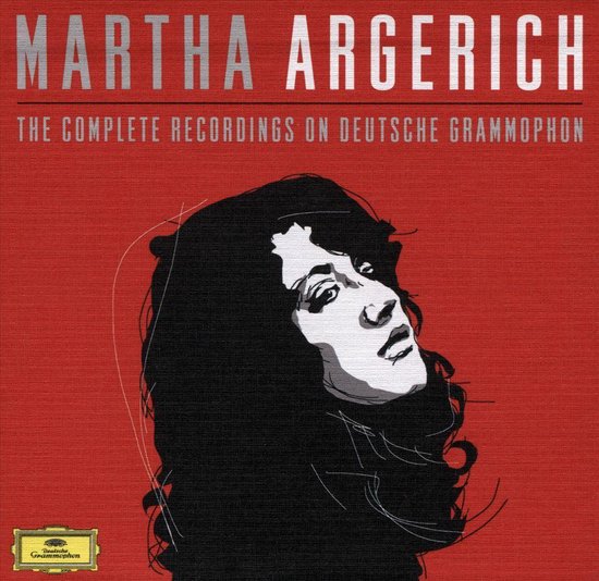 Albumhoes met rode achtergrond, "MARTHA ARGERICH THE COMPLETE RECORDINGS ON DEUTSCHE GRAMMOPHON" in zilveren letters, en een schets van Martha Argerich's gezicht.