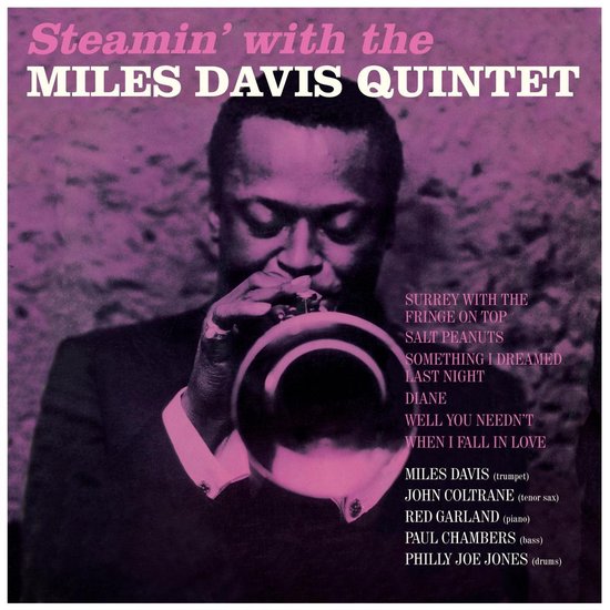 Albumhoes 'Steamin' with the Miles Davis Quintet' met een portret van Miles Davis die een trompet bespeelt, met de albumtitel en tracklist.