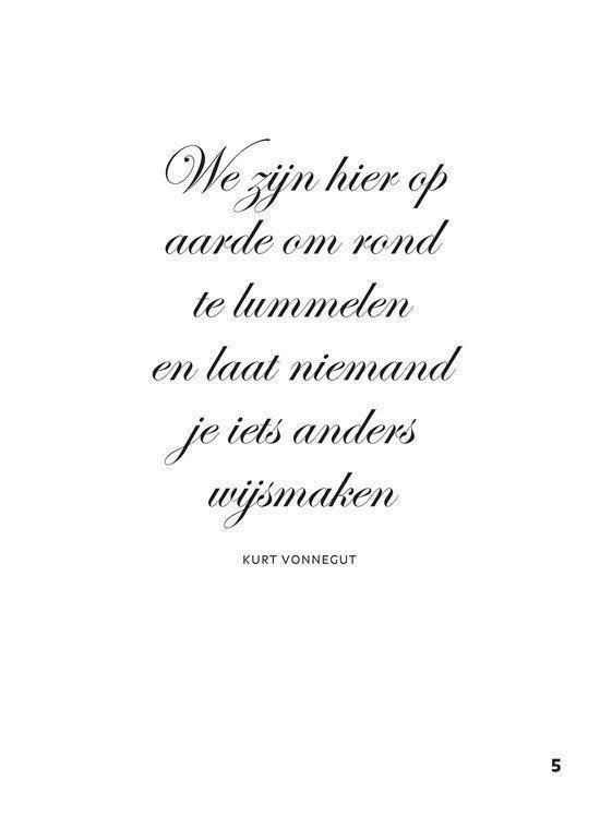 Quote van Kurt Vonnegut: 'We zijn hier op aarde om rond te lummelen en laat niemand je iets anders wijsmaken'.