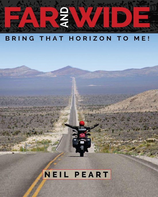 Boekcover 'Far and Wide' met twee motorrijders op een lange, rechte weg door een woestijnlandschap. Tekst: 'FAR AND WIDE BRING THAT HORIZON TO ME! NEIL PEART'.