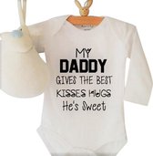 Rompertje baby tekst cadeau eerste vaderdag | My daddy gives the best kisses hugs he is sweet | Lange mouw | wit | maat 50-56 romper papa dad