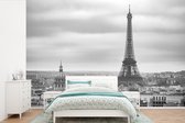 Behang - Fotobehang Luchtfoto van de Eiffeltoren in Parijs - zwart wit - Breedte 600 cm x hoogte 400 cm