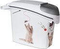 Witte bak met grijze deksel en handvat. Decoratie van katten die spelen met muizen en rode balletjes.