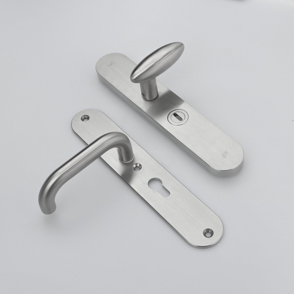 MASSIEF RVS Tzunali Deurbeslag. Model MINHO SKG*** BREED T=15/5 VKTB (kerntrek) PC55  BUITEN KNOP OVIDIO; BINNEN KRUK VIGO