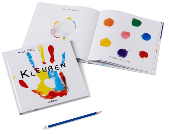 Een boek met witte kaft, handafdrukken en de tekst "KLEUREN", naast een opengeslagen boek met gekleurde stipjes en een potlood.