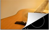KitchenYeah® Inductie beschermer 76x51.5 cm - Schuine kijk op een akoestische gitaar - Kookplaataccessoires - Afdekplaat voor kookplaat - Inductiebeschermer - Inductiemat - Inductieplaat mat