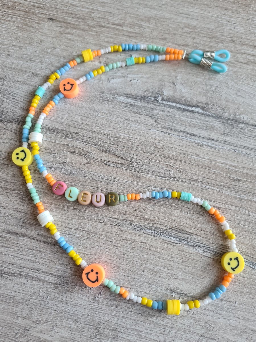 Haaksels&Kralen - Zonnebrilkoord kinderen Smiley met naam – Brillenkoord – Kleurrijk - Zonnebriltouwtje - Zonnebril koord - Sunnycord - Sunny cord - Brillen koord - Mode accessoires - Sieraden