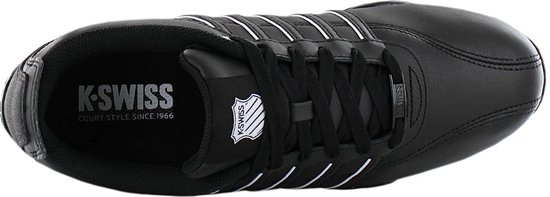 Zwarte K-Swiss sneaker met witte strepen en veters. Binnenzijde met logo.